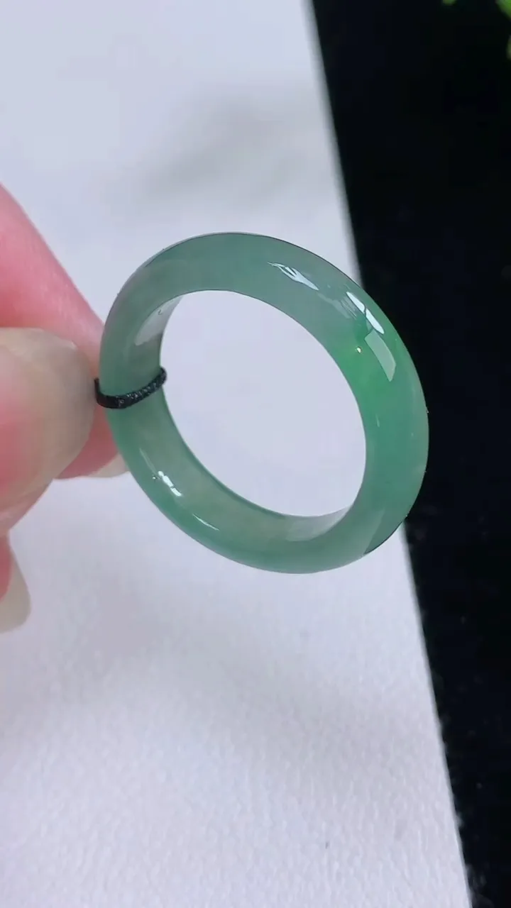 天然A货翡翠戒指指环，尺寸19.4-4.8-3，重量:3.40g2025年8月24日
工厂直销收藏佳品,种好水足，色泽均匀，有种有色，上手高大气！