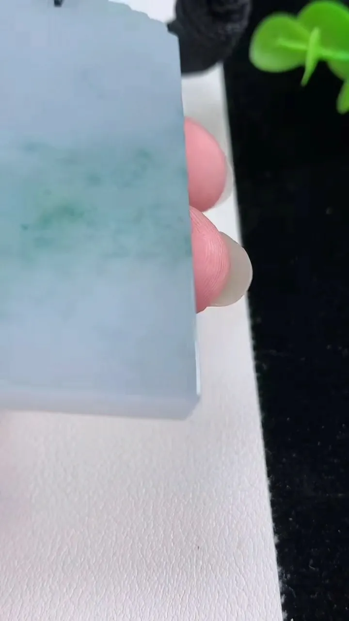 天然A货翡翠飘花仿古无事牌吊坠，尺寸59-34-5.7，重量:45.14g
8月24日