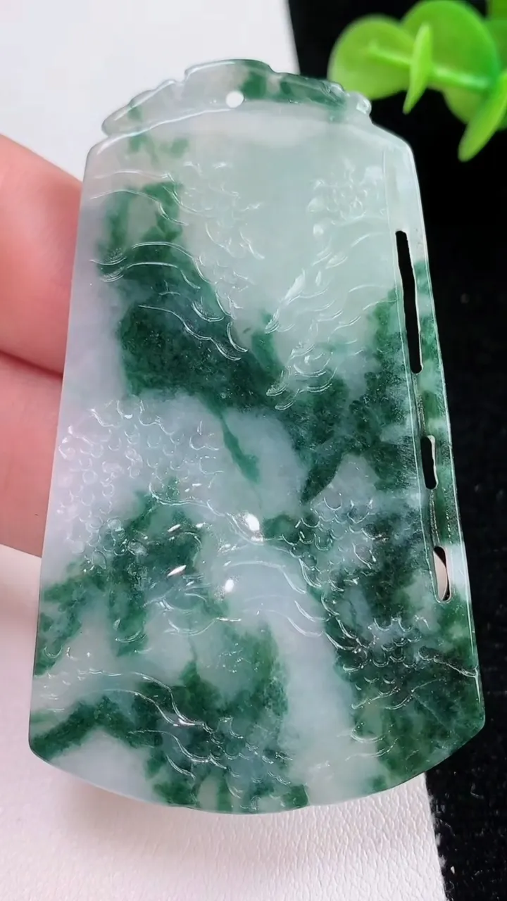 天然A货翡翠牌吊坠，尺寸67.7-40.3-4.5，重量:23.36g
8月24日