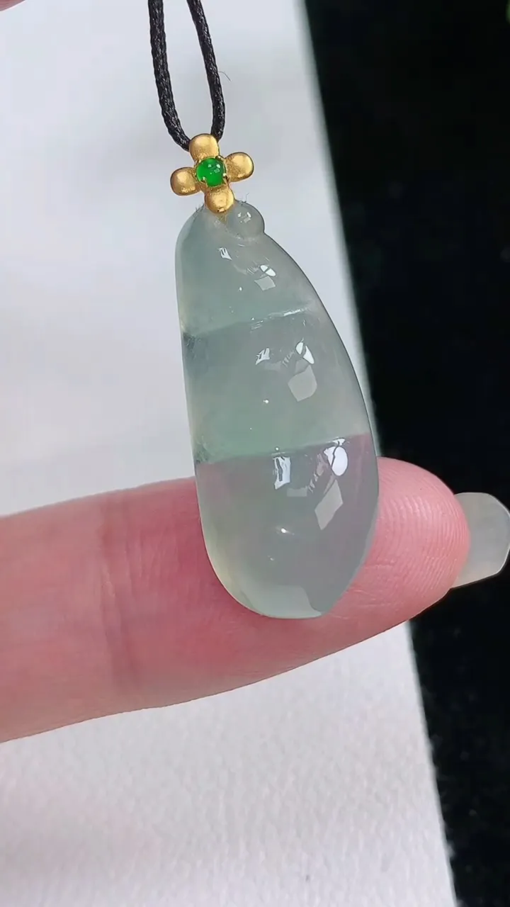 天然A货翡翠福豆吊坠，尺寸26.4-11.3-5.6，重量:2.99g
8月24日