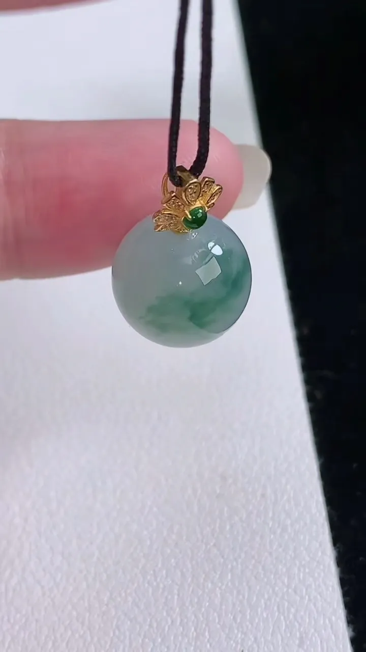 天然A货翡翠18k金飘花圆珠吊坠，尺寸12.8，重量:4.08g
8月24日