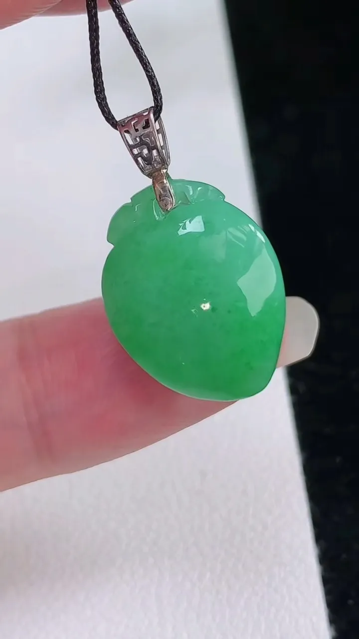 天然A货翡翠寿桃吊坠，尺寸18.8-14.4-10.8，重量:4.84g
8月24日