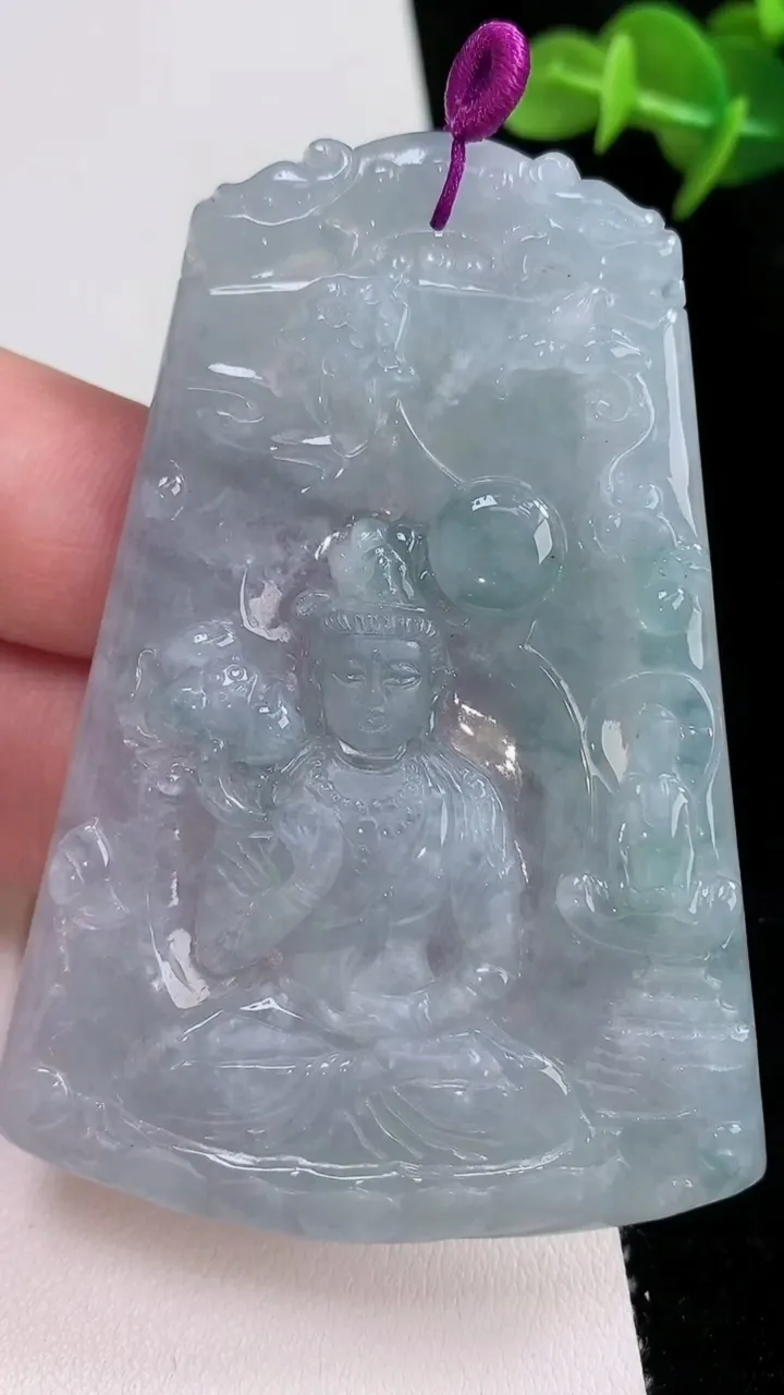 天然A货翡翠大势至观音菩萨吊坠，尺寸69.4-49.2-5.4，重量:38.44g
8月24日