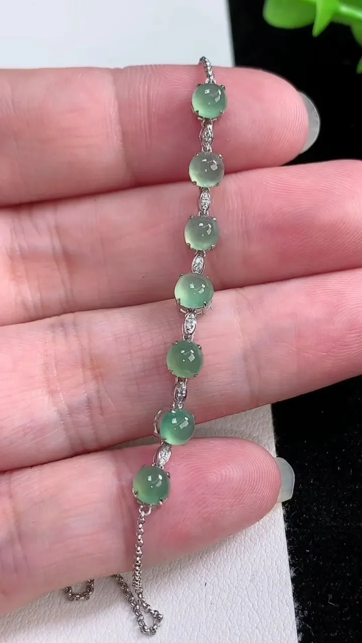 天然A货翡翠蛋面手链，尺寸4.3-4，重量:2.25g
8月24日