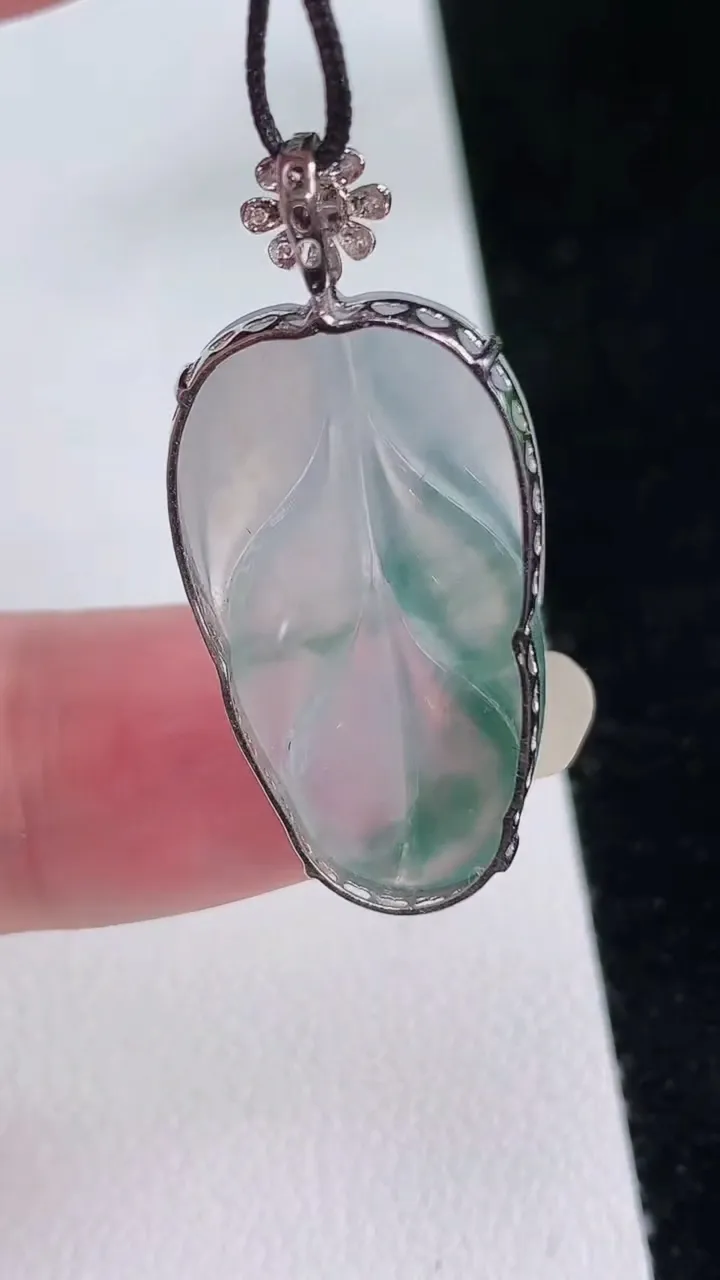 天然A货翡翠种飘花金枝玉叶 叶子吊坠，尺寸33.4-27-15-4.5，重量:2.54g
8月24日