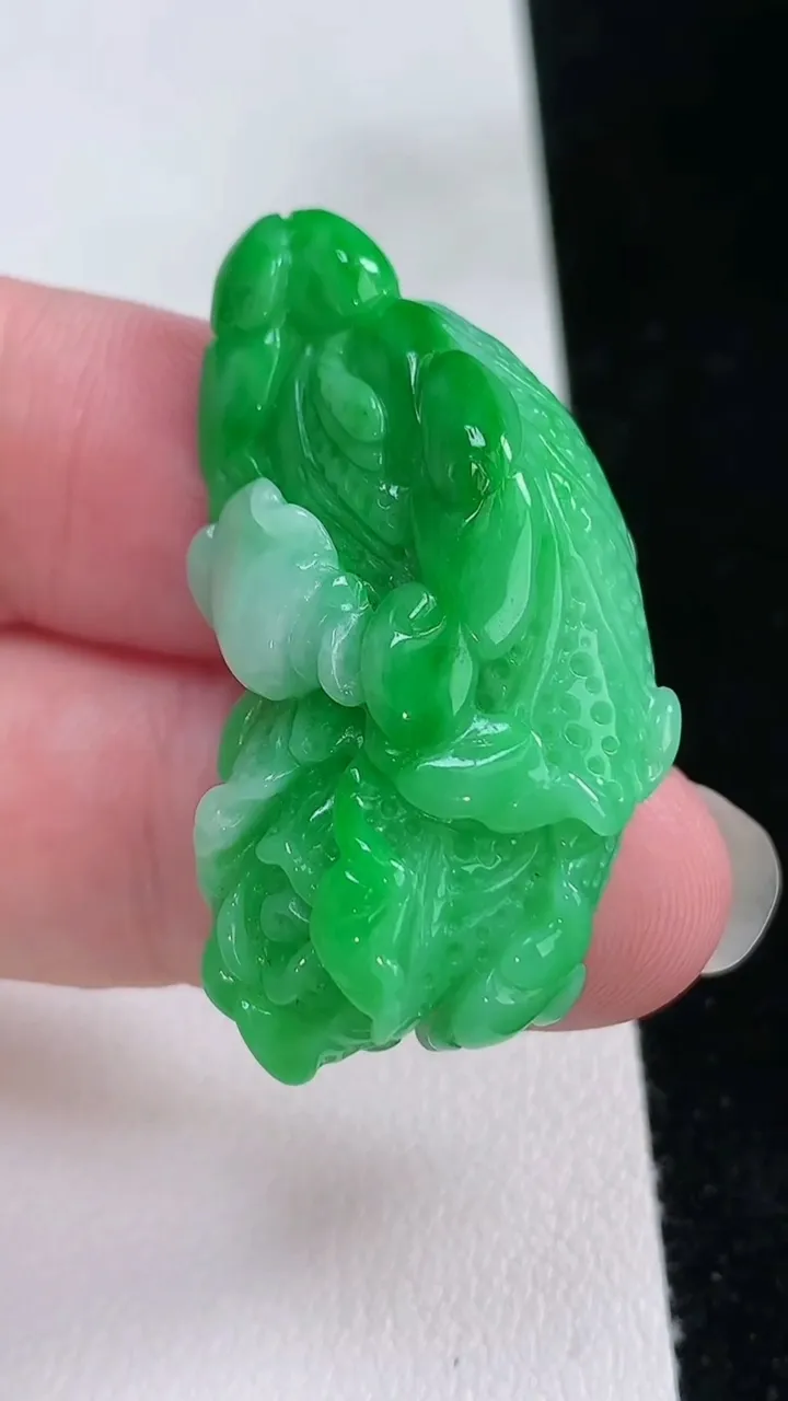 天然A货翡翠白菜吊坠，尺寸39.4-20.5-11.5，重量:13.89g
8月24日