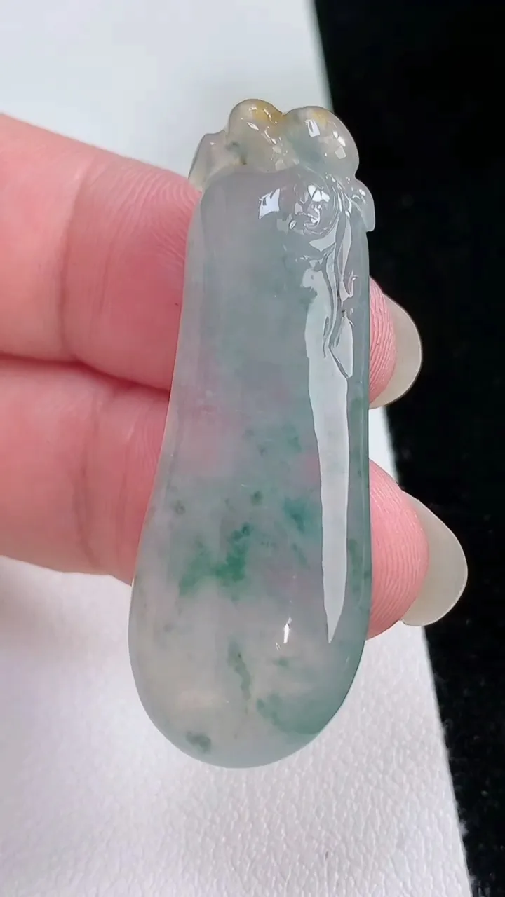 天然A货翡翠冰种飘花福瓜吊坠，尺寸46.5-17.5-6.4，重量:10.91g
8月24日
