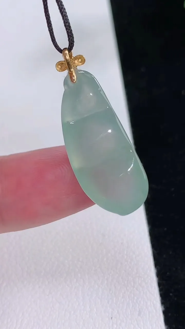 天然A货翡翠福豆吊坠，尺寸26.4-11.3-5.6，重量:2.99g
8月24日