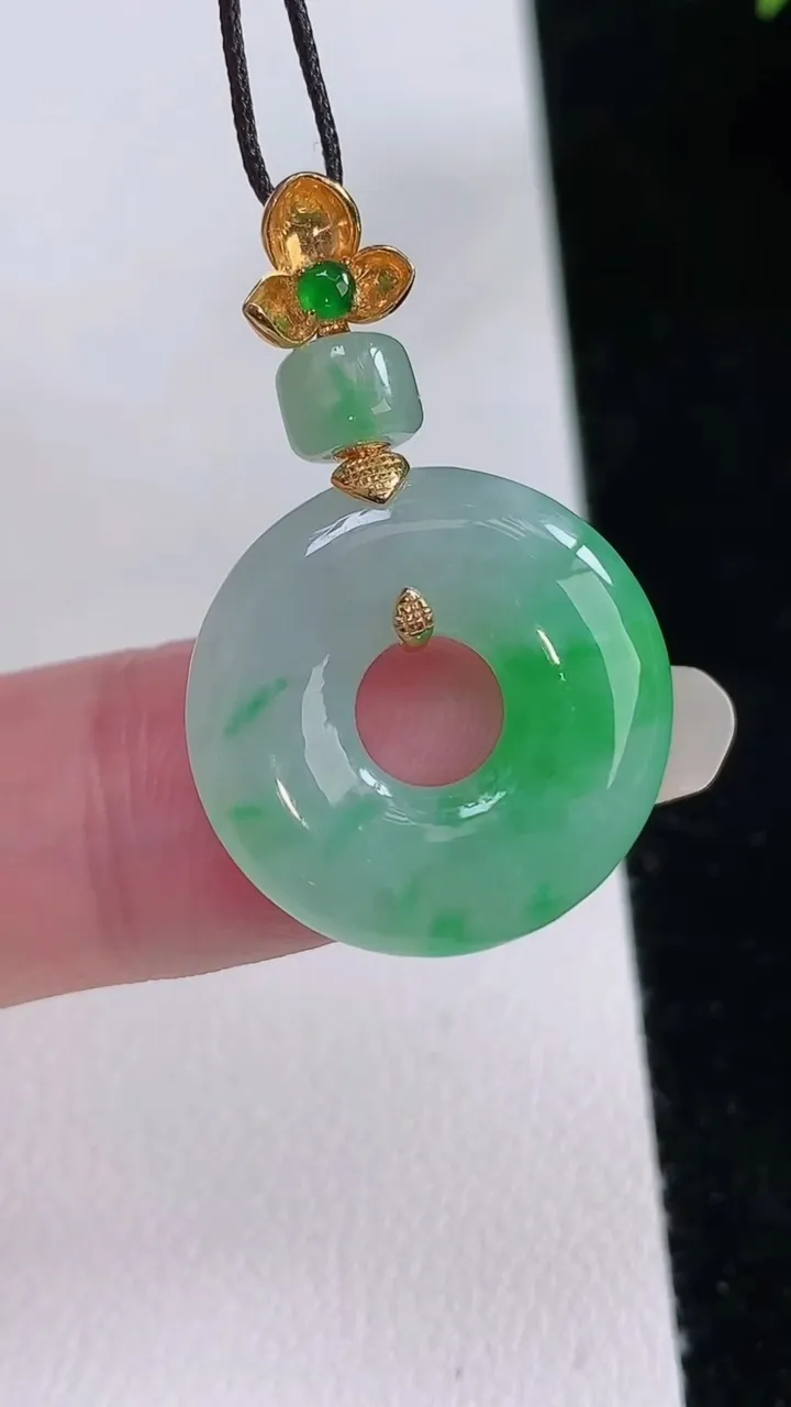 天然A货翡翠平安环吊坠，尺寸20-4，重量:4.10g
8月24日