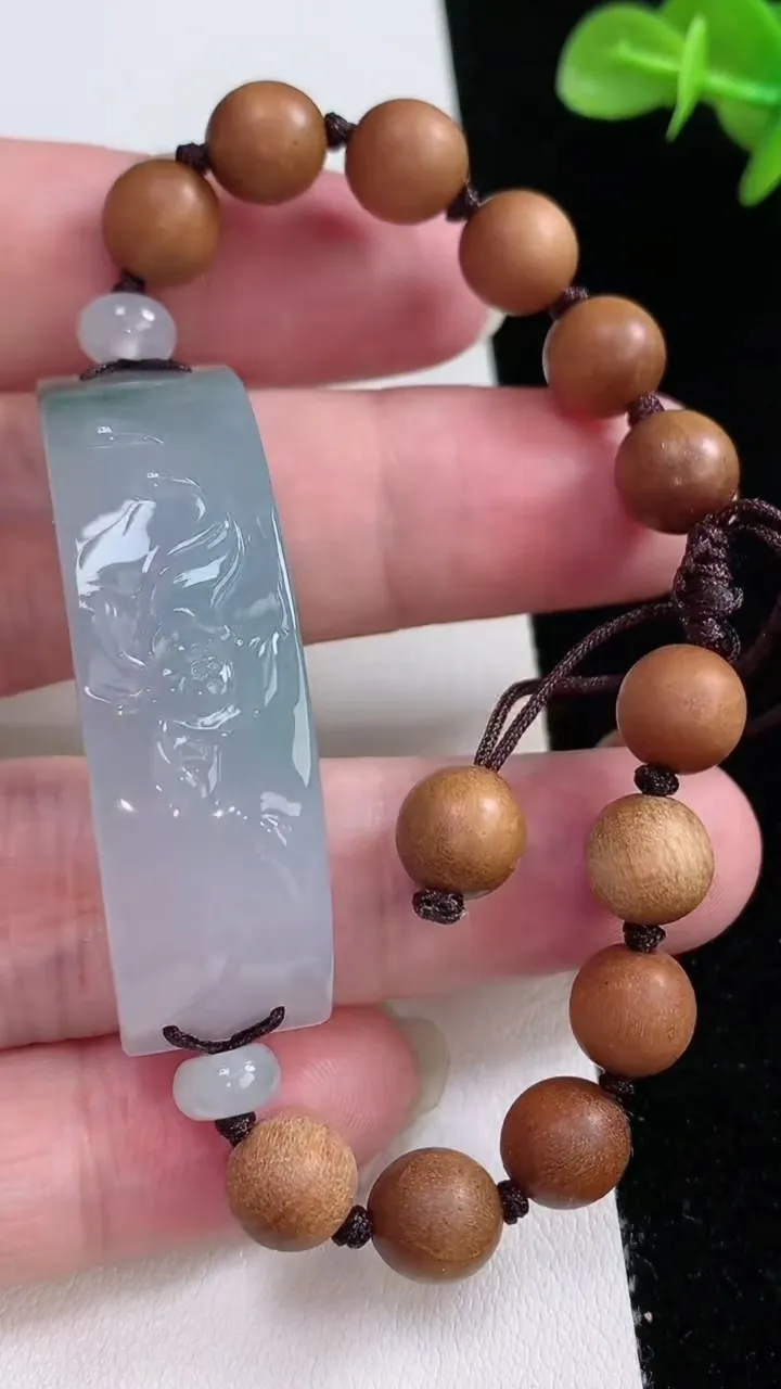 天然A货翡翠飘花和和美美荷叶手绳，尺寸44.5-13-7.7，重量:17.59g
8月24日