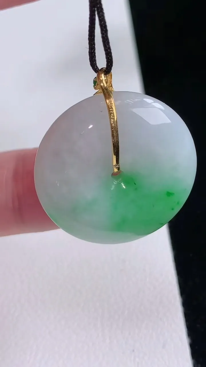 天然A货翡翠平安扣吊坠，尺寸26-5.8，重量:8.56g
8月24日