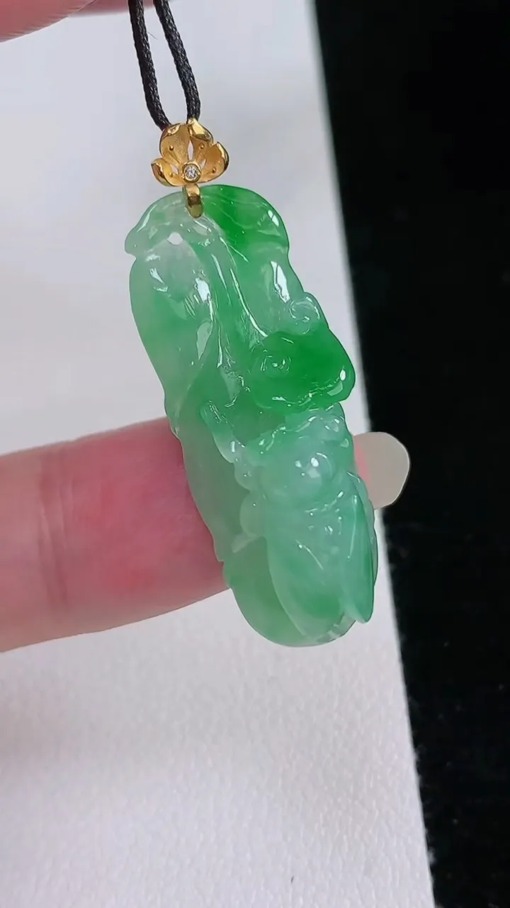 天然A货翡翠一鸣惊人吊坠，尺寸33-12-10.3，重量:5.38g
8月24日