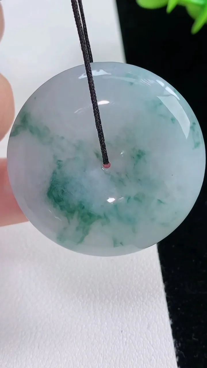 天然A货翡翠飘花平安扣吊坠，尺寸38-5.6，重量:18.25g
8月24日