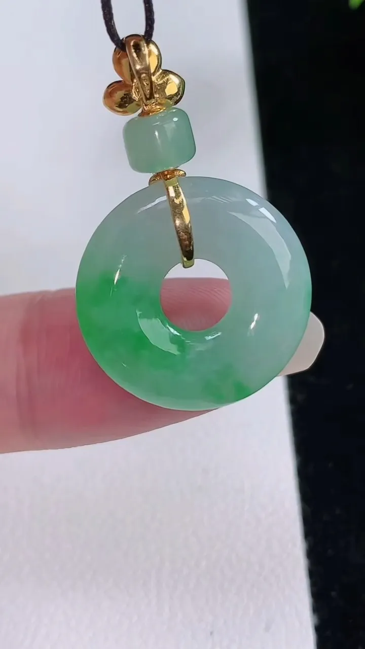 天然A货翡翠平安环吊坠，尺寸20-4，重量:4.10g
8月24日