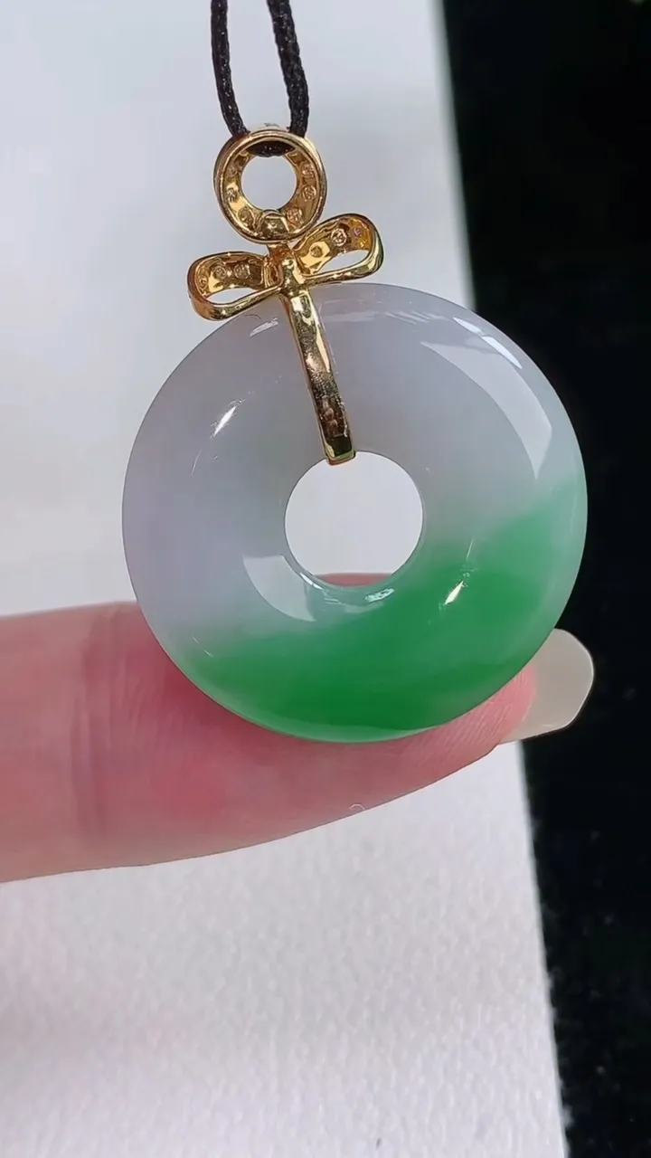 天然A货翡翠平安环吊坠，尺寸23.2-3.7，重量:4.60g
8月24日