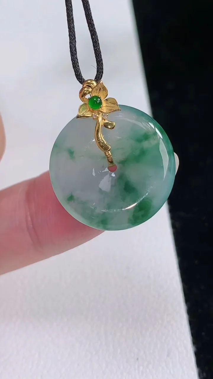 天然A货翡翠种飘花平安扣吊坠，尺寸19.7-3.8，重量:3.38g
8月24日