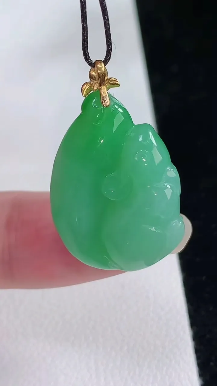 天然A货翡翠生肖兔吊坠，尺寸24.3-17.6-7.8，重量:5.32g
8月24日