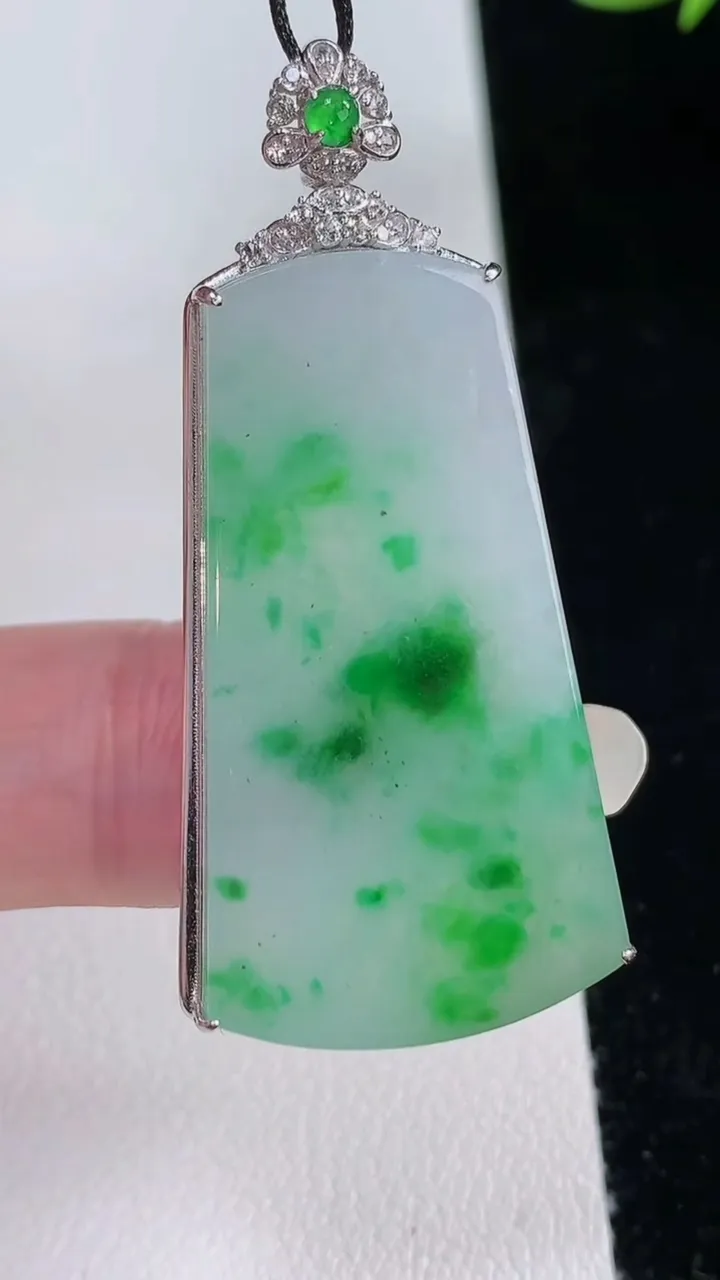 天然A货翡翠无事牌吊坠，尺寸47.5-22-6，裸石36.6-20重量:7.20g
8月24日