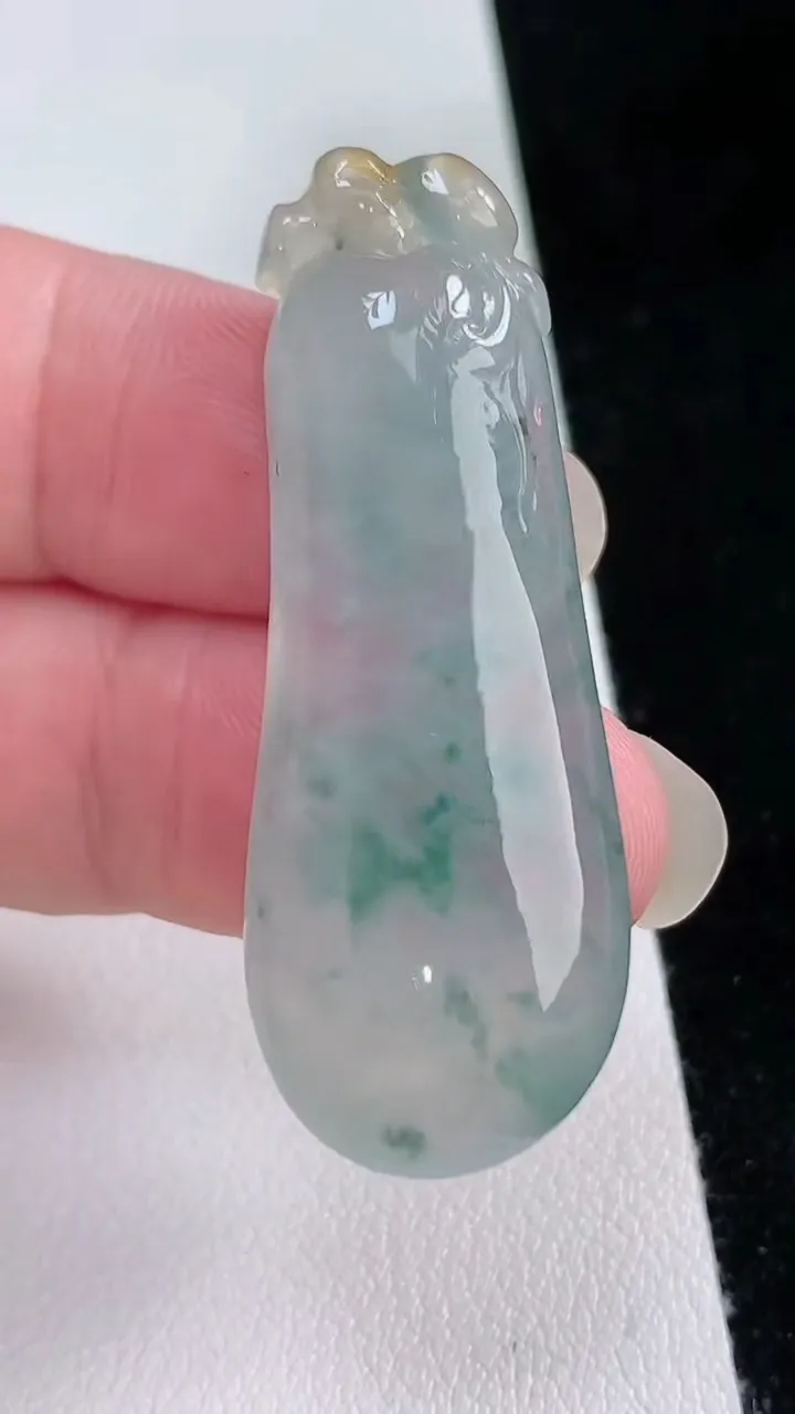 天然A货翡翠冰种飘花福瓜吊坠，尺寸46.5-17.5-6.4，重量:10.91g
8月24日