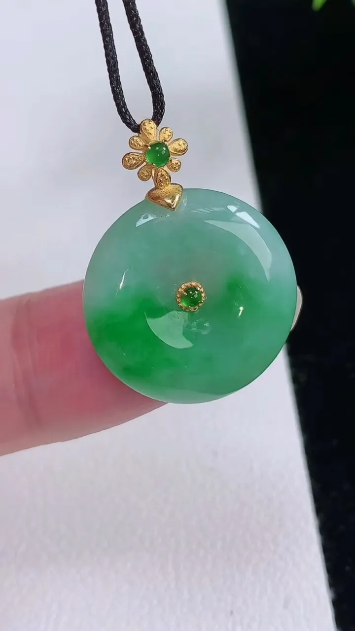 天然A货翡翠平安扣吊坠，尺寸19.2-4.3，重量:3.60g
8月24日