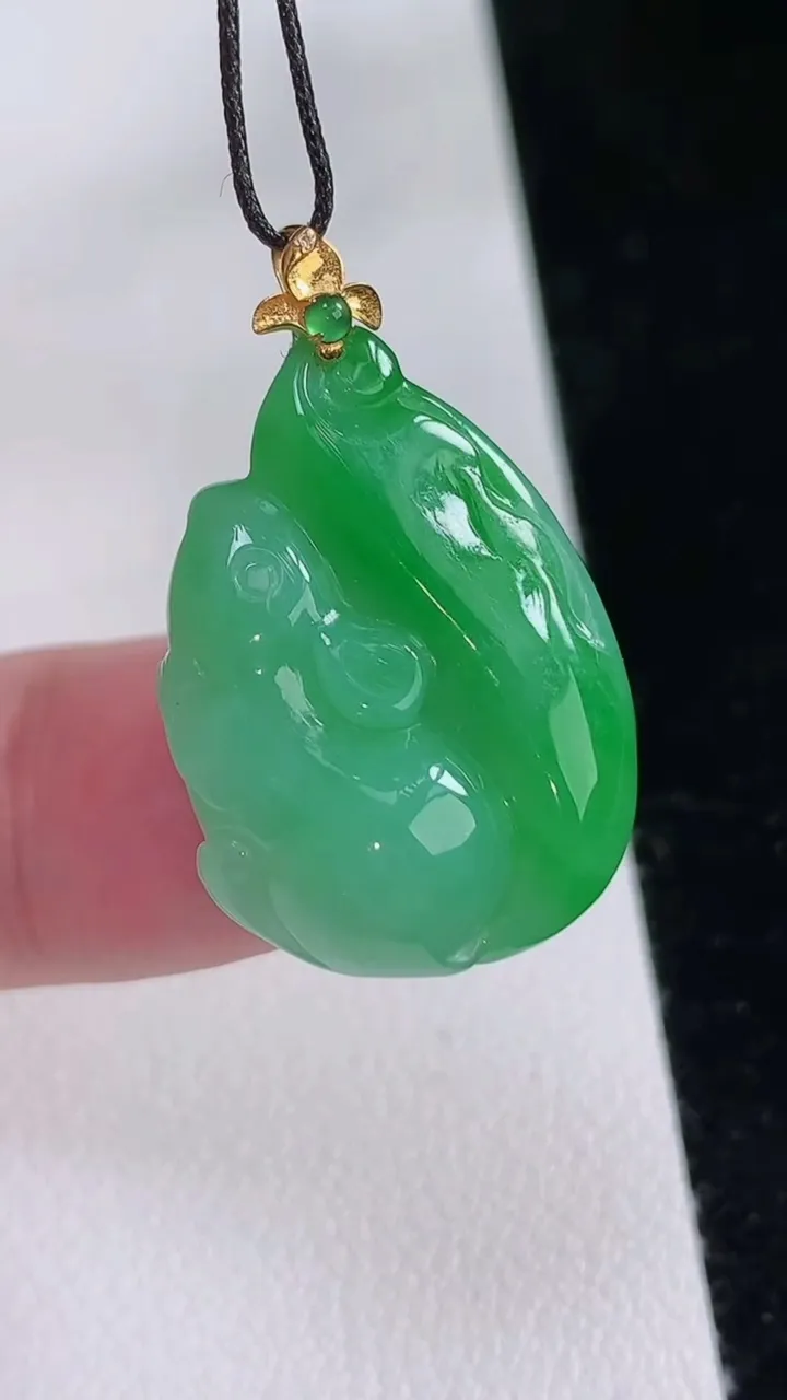 天然A货翡翠生肖兔吊坠，尺寸24.3-17.6-7.8，重量:5.32g
8月24日