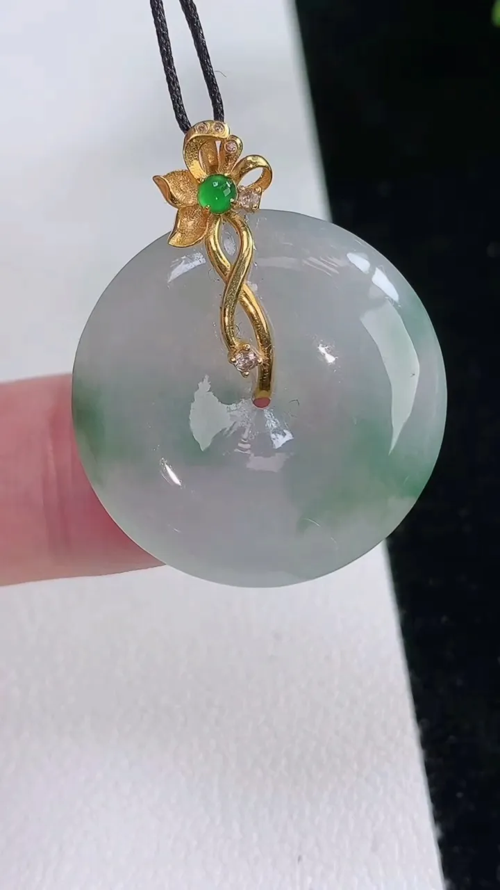 天然A货翡翠平安扣吊坠，尺寸24.8-4.5，重量:6.00g
8月24日