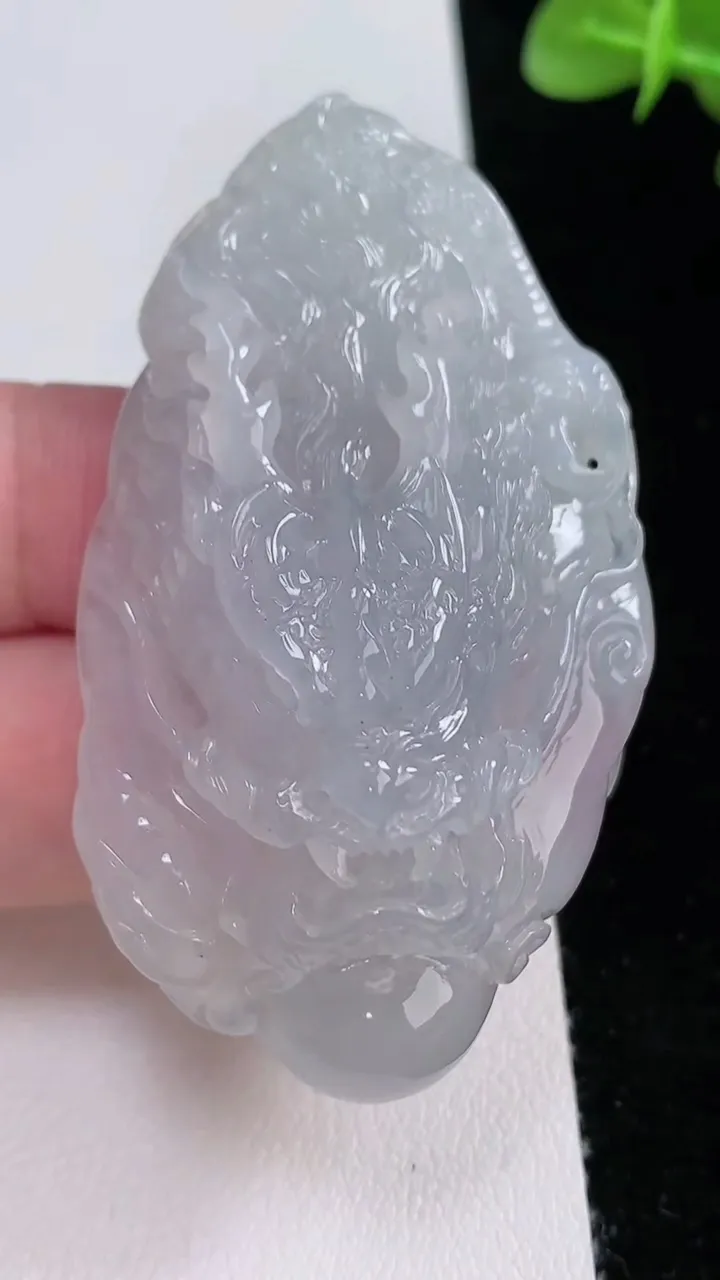 天然A货翡翠龙牌吊坠，尺寸62.6-35.5-13.8，重量:33.81g
8月24日