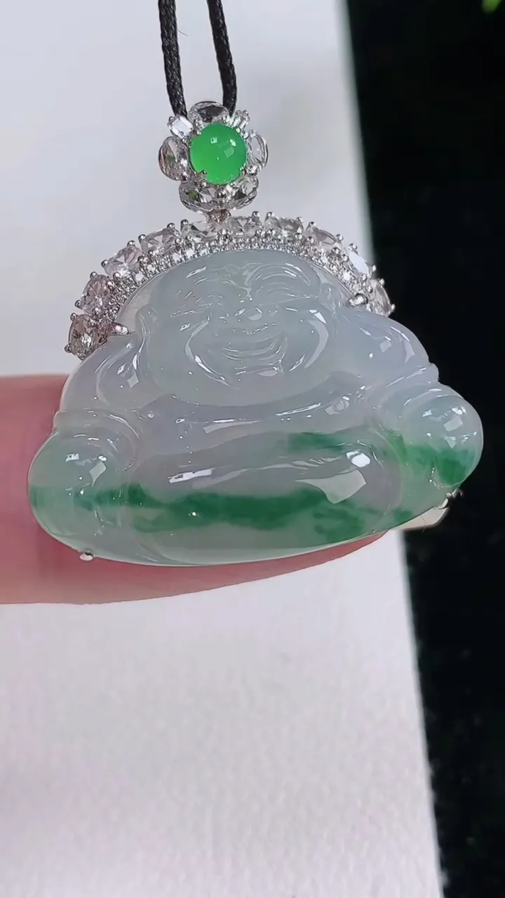 天然A货翡翠种飘花佛公吊坠，尺寸27.5-18-27.5-7.8，重量:5.47g
8月24日