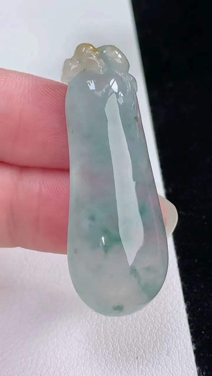 天然A货翡翠冰种飘花福瓜吊坠，尺寸46.5-17.5-6.4，重量:10.91g
8月24日