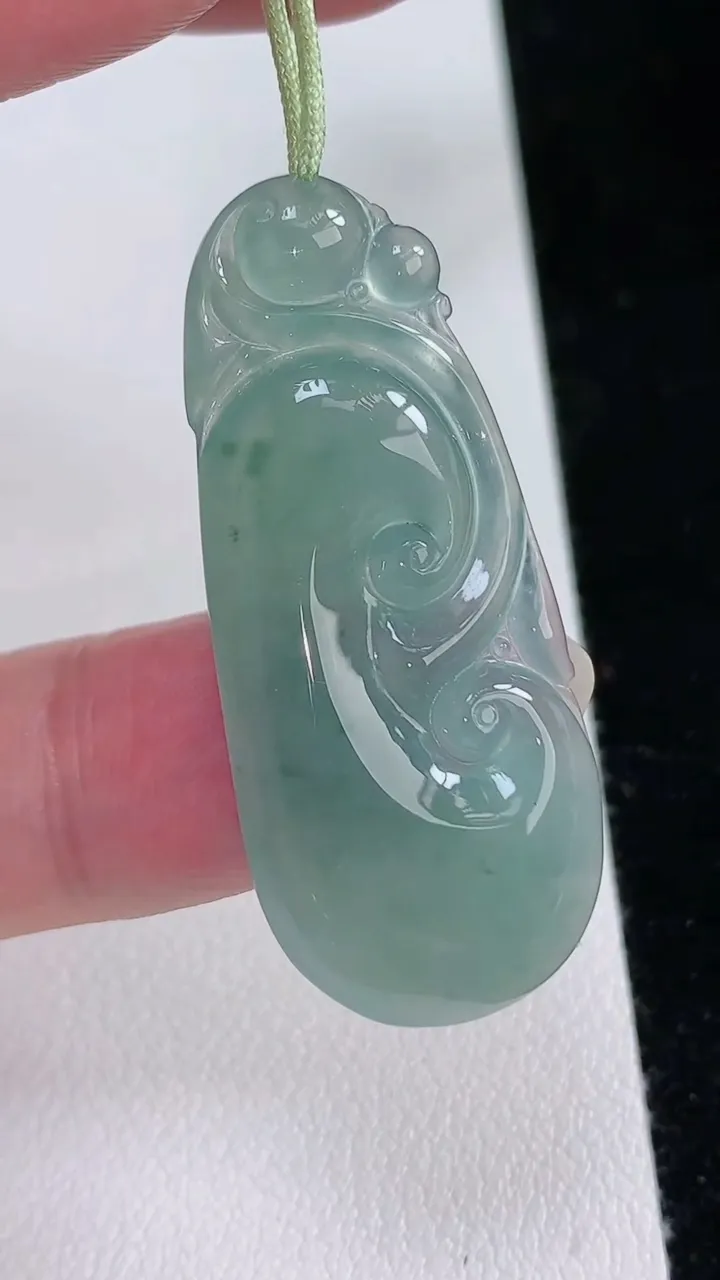 天然A货翡翠冰种飘花如意吊坠，尺寸41.2-17.7-4，重量:5.89g
8月24日