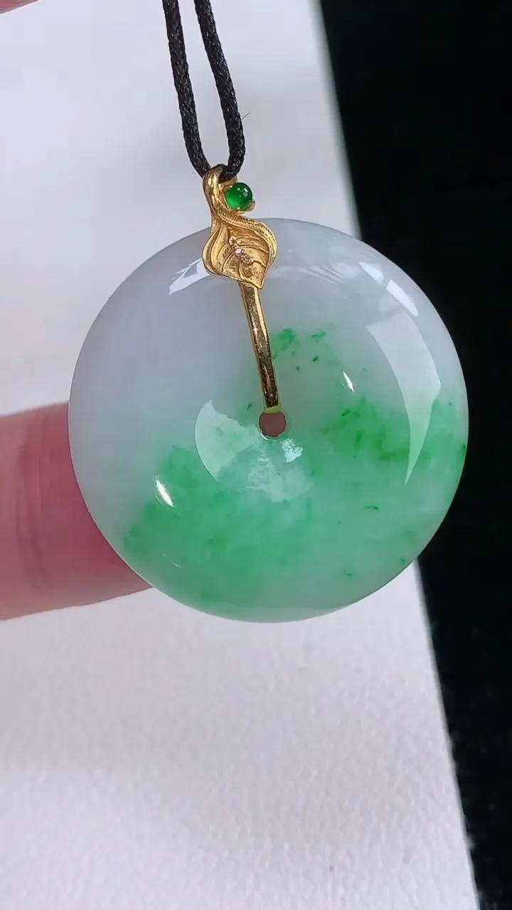 天然A货翡翠平安扣吊坠，尺寸26-5.8，重量:8.56g
8月24日