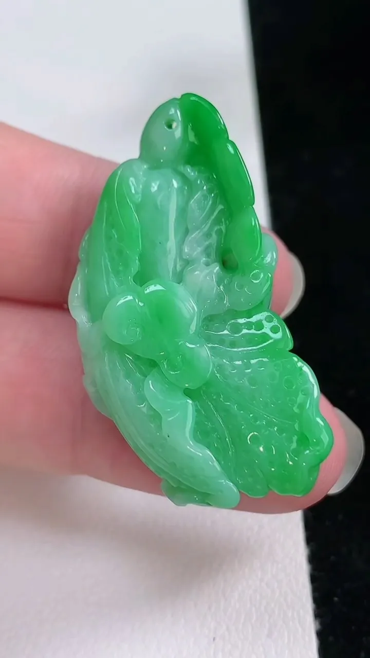 天然A货翡翠白菜吊坠，尺寸39.4-20.5-11.5，重量:13.89g
8月24日