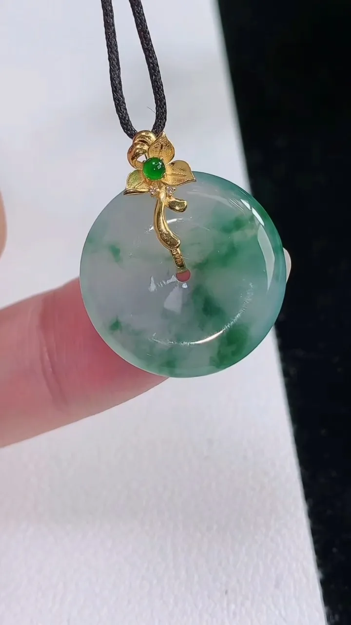 天然A货翡翠种飘花平安扣吊坠，尺寸19.7-3.8，重量:3.38g
8月24日