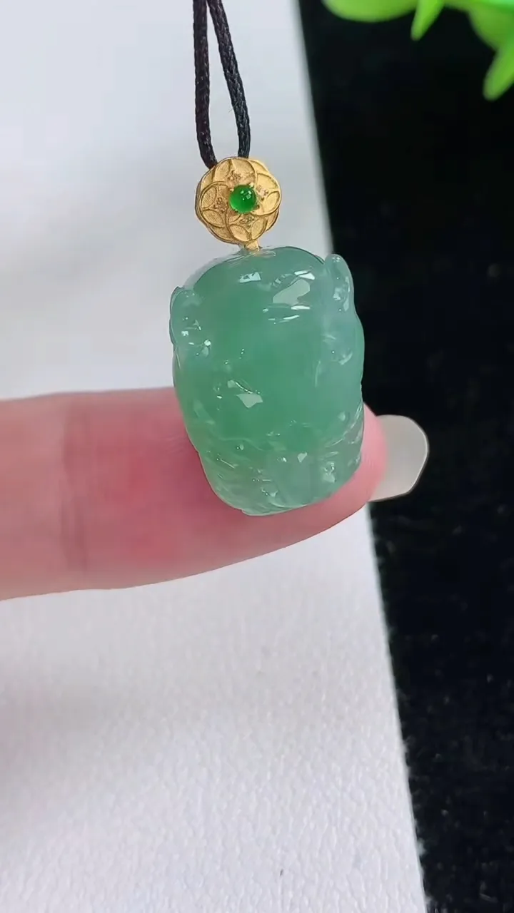 天然A货翡翠龙牌吊坠，尺寸19.2-13-7.4，重量:3.98g
8月24日