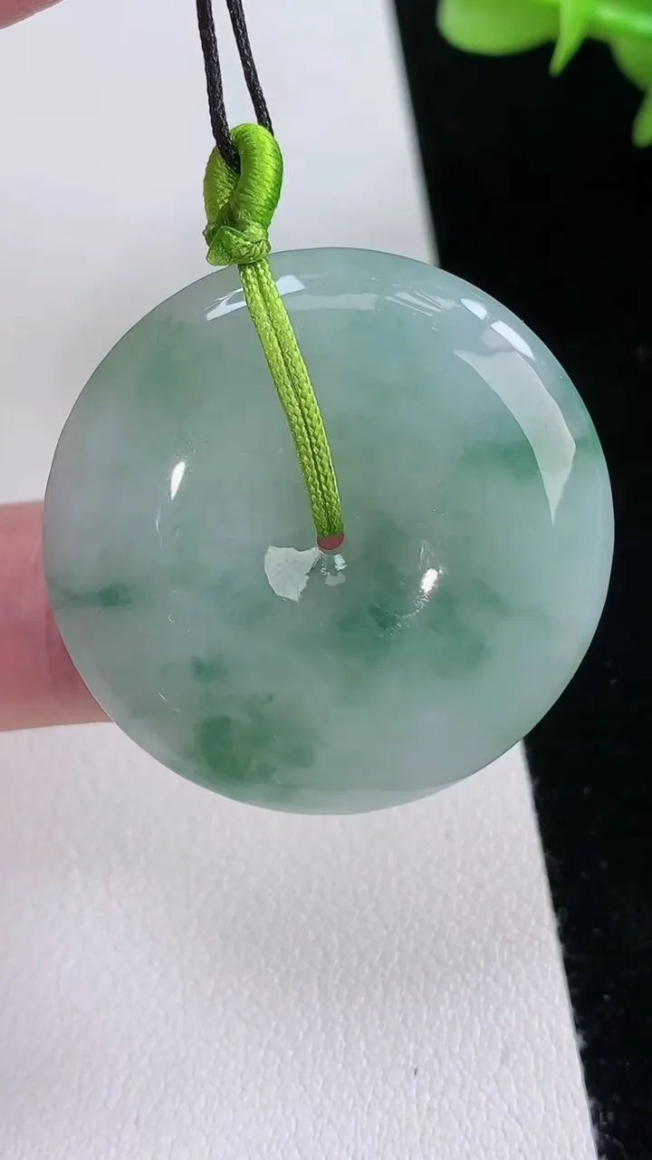 天然A货翡翠平安扣吊坠，尺寸33-5.7，重量:13.18g
8月24日