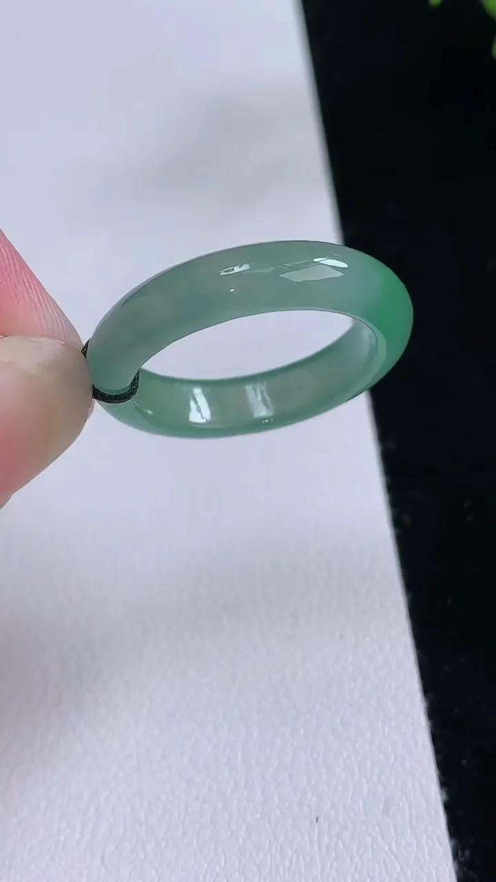 天然A货翡翠戒指指环，尺寸19.4-4.8-3，重量:3.40g2025年8月24日
工厂直销收藏佳品,种好水足，色泽均匀，有种有色，上手高大气！
