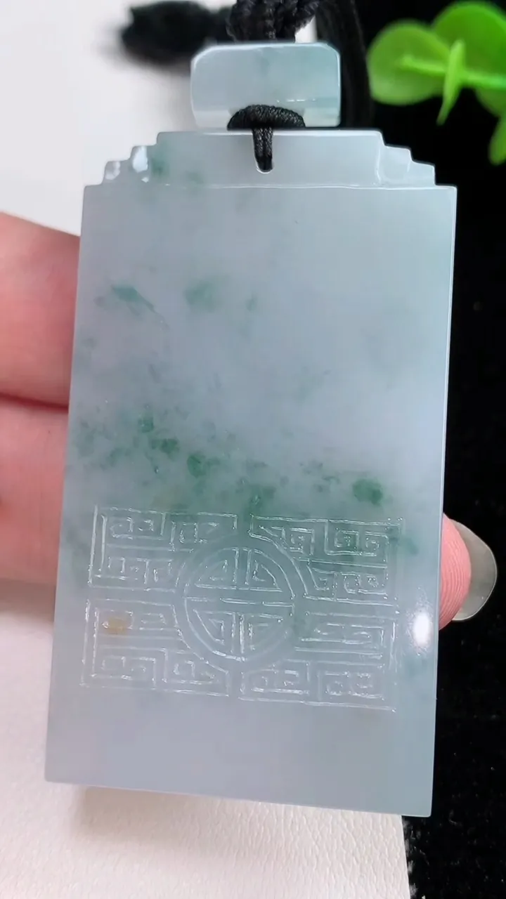 天然A货翡翠飘花仿古无事牌吊坠，尺寸59-34-5.7，重量:45.14g
8月24日