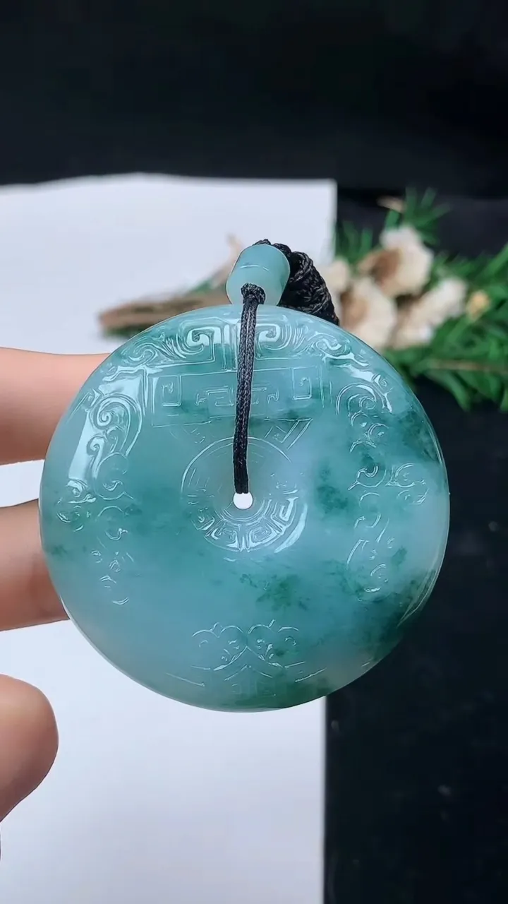 天然A货翡翠飘花仿古扣吊坠，尺寸51-11.9，重量:67.48g
8月24日