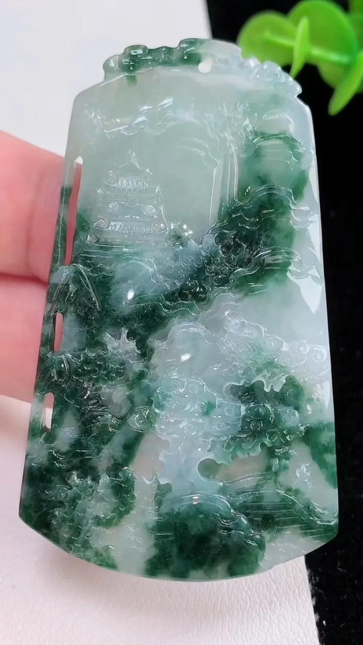 天然A货翡翠牌吊坠，尺寸67.7-40.3-4.5，重量:23.36g
8月24日