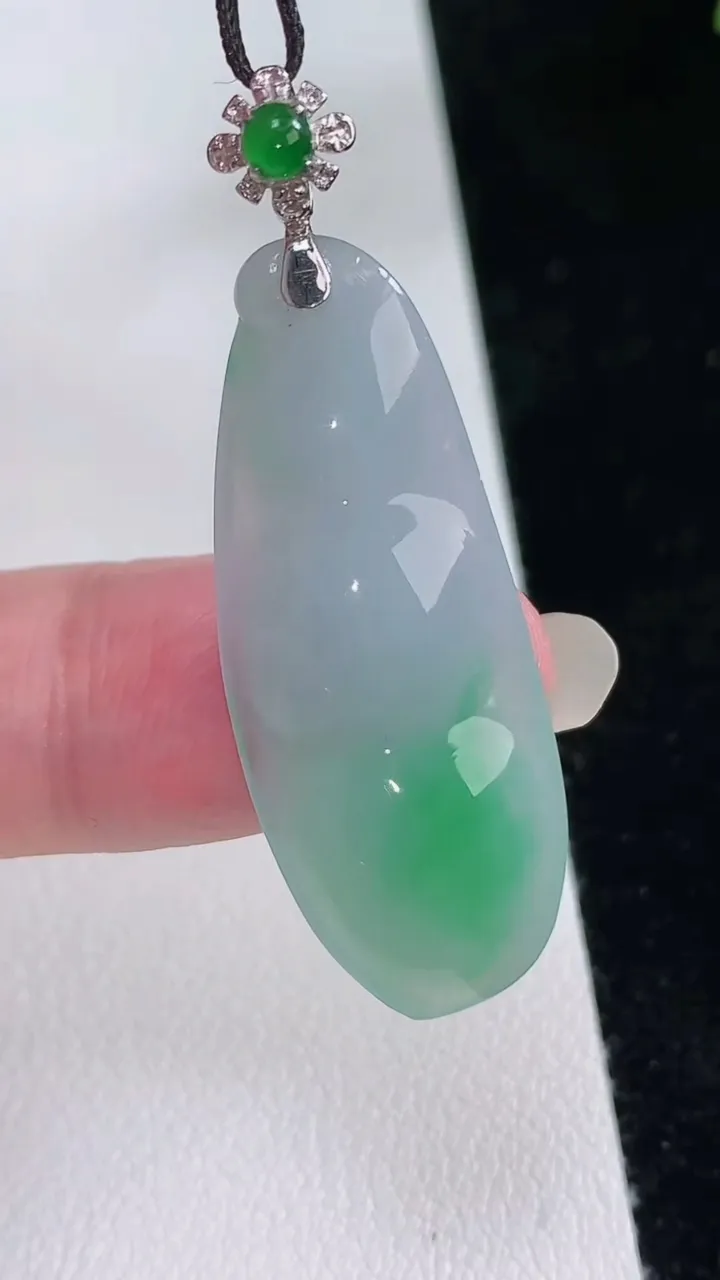 天然A货翡翠福豆吊坠，尺寸37-14.6-5.4，重量:4.74g
8月24日