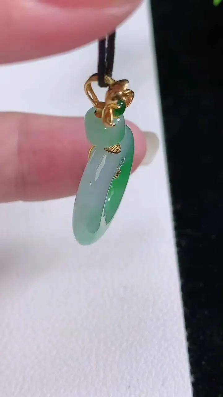 天然A货翡翠平安环吊坠，尺寸20-4，重量:4.10g
8月24日