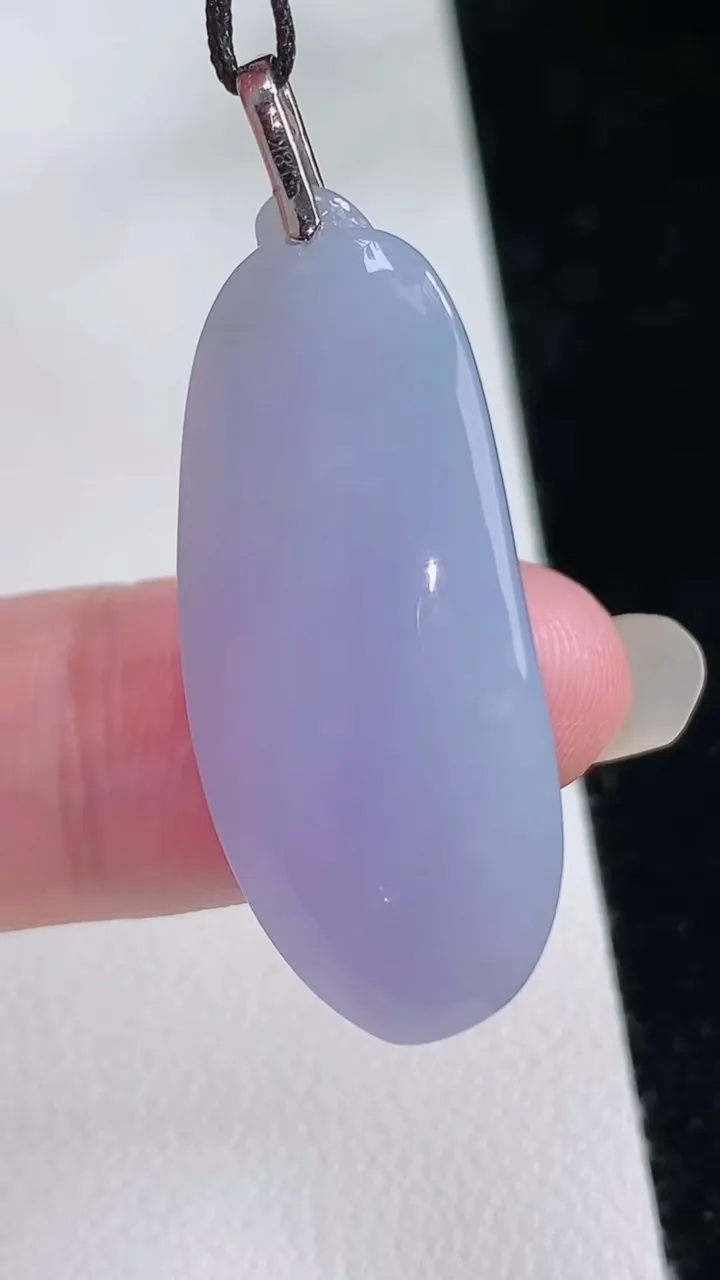 天然A货翡翠18k金紫罗兰福瓜吊坠，尺寸33-14.5-8.6，重量:7.59g
8月24日