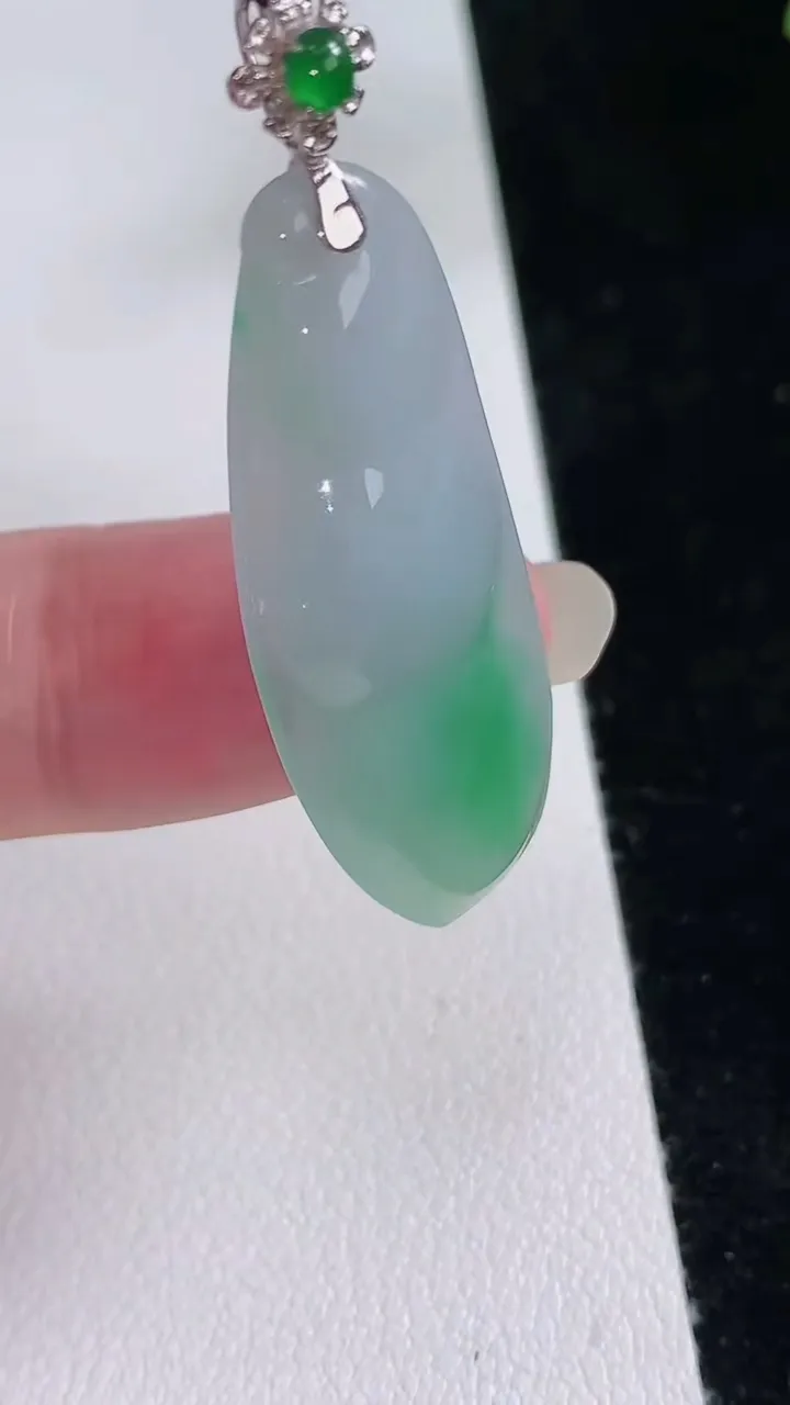 天然A货翡翠福豆吊坠，尺寸37-14.6-5.4，重量:4.74g
8月24日