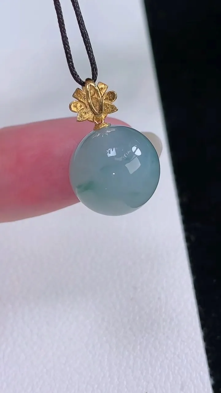 天然A货翡翠18k金飘花圆珠吊坠，尺寸12.8，重量:4.08g
8月24日