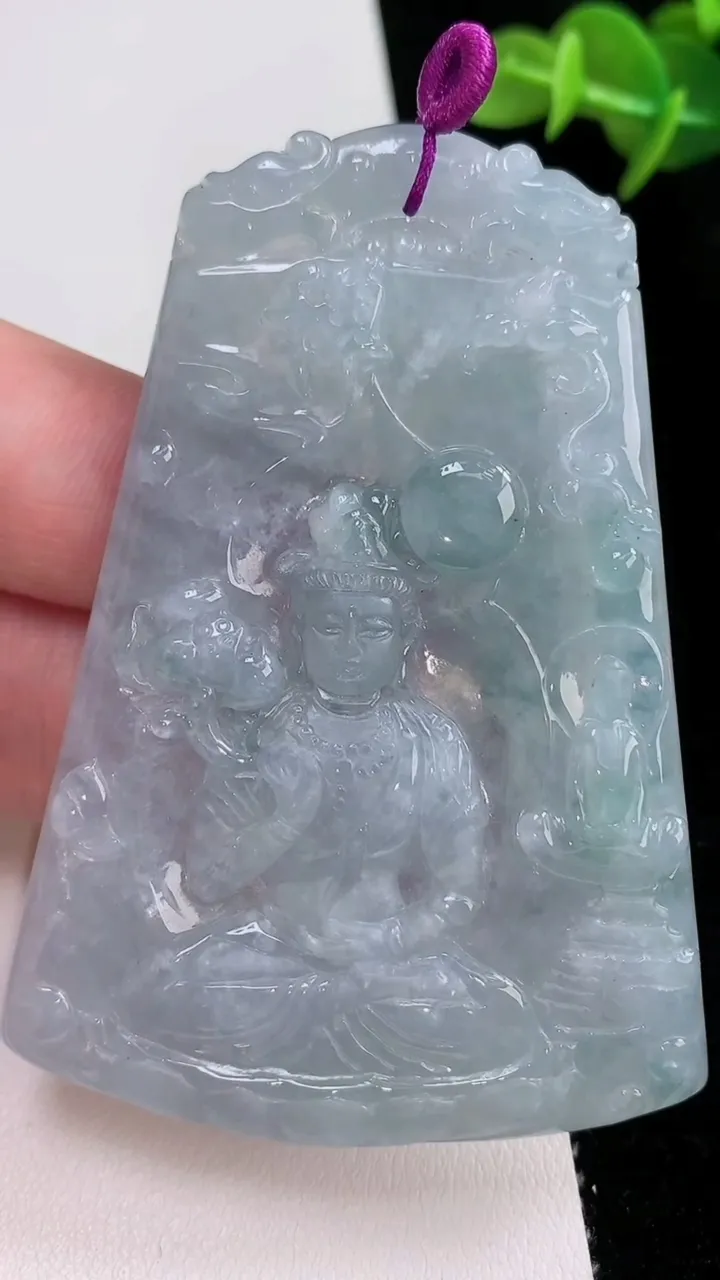 天然A货翡翠大势至观音菩萨吊坠，尺寸69.4-49.2-5.4，重量:38.44g
8月24日