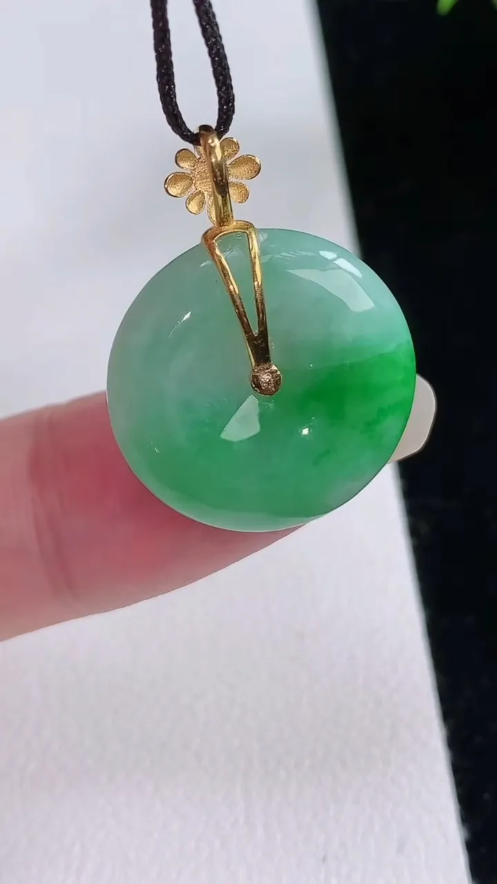 天然A货翡翠平安扣吊坠，尺寸19.2-4.3，重量:3.60g
8月24日
