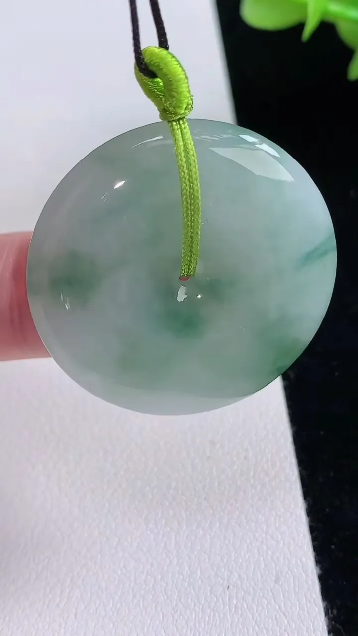 天然A货翡翠平安扣吊坠，尺寸33-5.7，重量:13.18g
8月24日