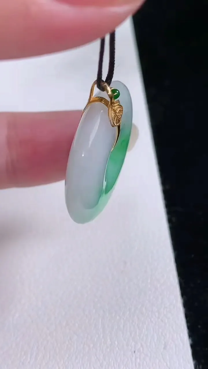 天然A货翡翠平安扣吊坠，尺寸26-5.8，重量:8.56g
8月24日