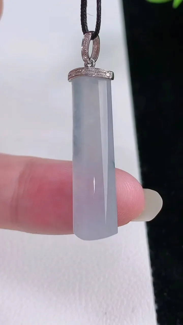 天然A货翡翠种飘花平安柱吊坠，尺寸29-8.3-4.4，重量:2.76g
8月24日