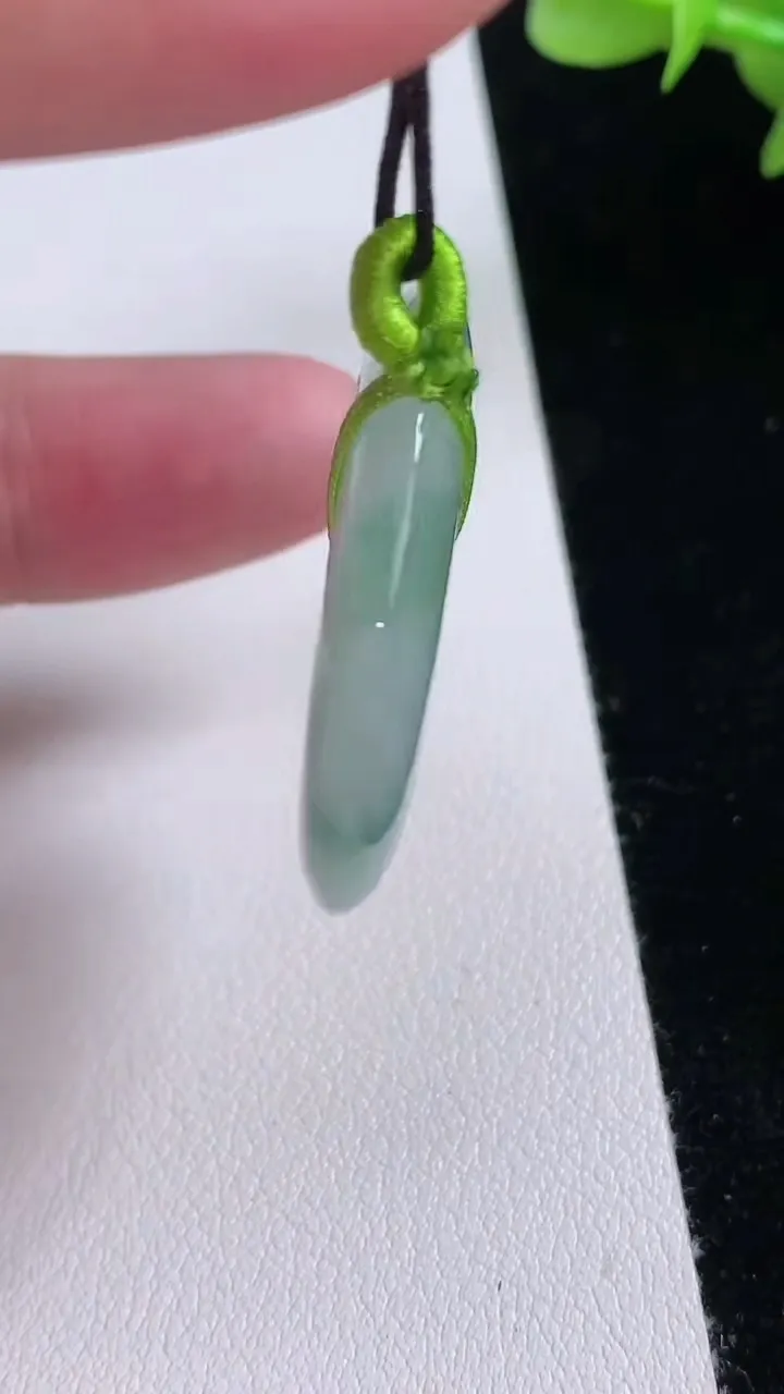 天然A货翡翠平安扣吊坠，尺寸33-5.7，重量:13.18g
8月24日